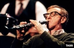 Woody Allen Nyu-york barlarının birində caz ifa edir.