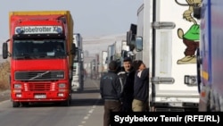 Очередь из грузовиков на кыргызско-казахской границе. 