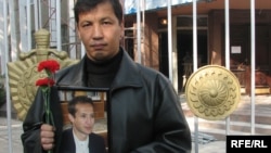 One of the Kyrgyz protesters -- human rights activists and journalists -- who demanded justice be brought in the case of murdered journalist Alisher Saipov, in Bishkek on October 26, 2007.