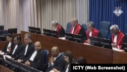 Gjykatësit e Tribunalit të Kombeve të Bashkuara të Hagës duke dhënë vendimin për Karaxhiqin, 24 mars 2016