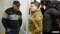 Надія Савченко (праворуч) та Володимир Рубан (ліворуч), Київ, 9 березня 2018 року