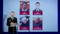 Представитель прокуратуры Нидерландов в Совместной следственной группе на пресс-конференции 19 июня 2019 года на фоне портретов обвиняемых по делу о крушении рейса MH17