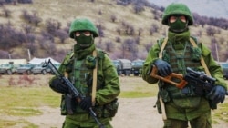 Російські військові без розпізнавальних знаків в селі Перевальне, 4 березня 2014 року
