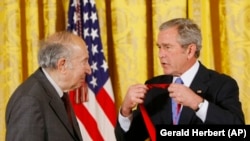 Президент США Джордж Буш-молодший вручає медаль Річарду Пайпсу (ліворуч) в Білому домі. 15 листопада 2007 року.