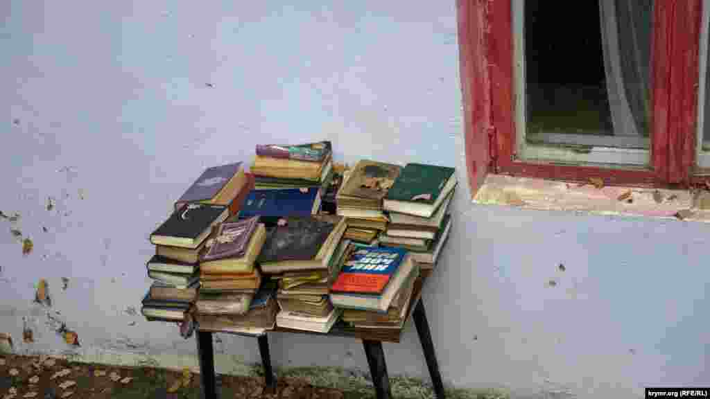 Старые книги доживают свой век под дождем