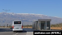 Aşgabatda bir awtobus duralgasy. Illýustrasiýa suraty