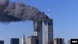 Turnurile gemene de la World Trade Center de la New York, puțin timp după ce au fost atacate de teroriști în dimineața zilei de 11 septembrie 2001.