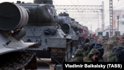 Железнодорожный состав с танками Т-34. Иллюстративное фото