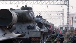 Танки Т-34, переданные России Лаосом, на железнодорожной станции в Иркутске, Россия, 14 января 2019 года