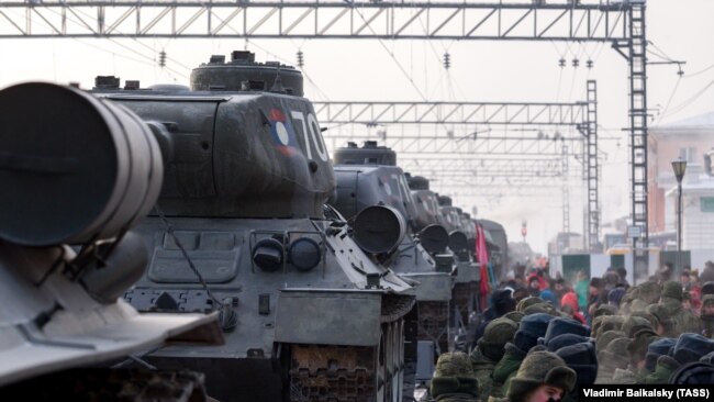 Танки Т-34, переданные России Лаосом, на железнодорожной станции в Иркутске, Россия, 14 января 2019 года