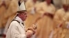Папа Франциск со статуэткой младенца Иисуса. Рождество 2013 года, Рим, собор Святого Петра