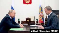 Vladimir Putin (left) and Sergei Morozov meet at Putin's Novo-Ogaryovo residence in September 2018.