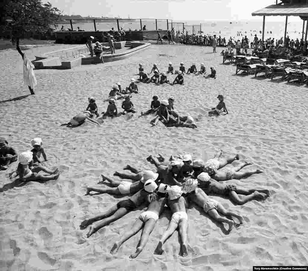 Children at a health resort in Crimea in the summer of 1979. In the foreword of Abramochkin&#39;s book on Russia, a friend notes: &quot;If somebody feels [Abramochkin] is too enthusiastic about the Soviet past and critical of post-perestroika times, he may be right up to a point. Well, the author is entitled to his own opinion. He has seen a lot during the 50 years that he has been on the front line with his camera and I take my hat off to him.&quot;&nbsp;