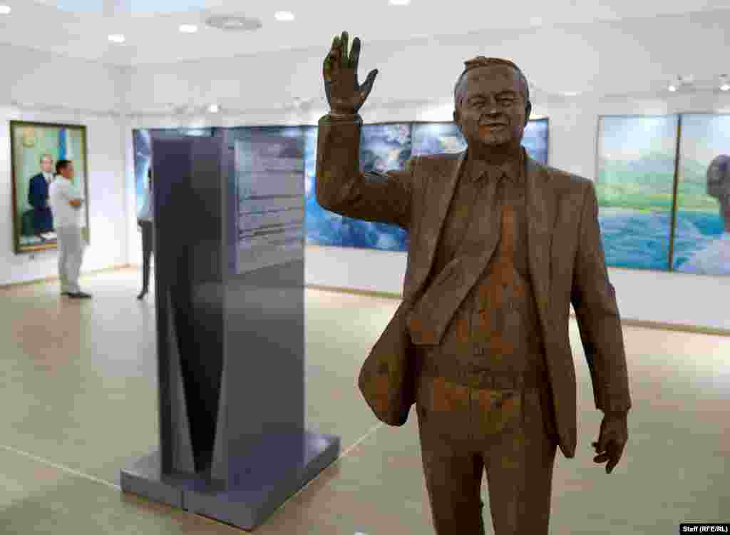 A bronze likeness on display in the exhibition hall. In October 2018, the main building of the Ok Saroy palace is scheduled to open to display Karimov&rsquo;s former living and working quarters, though the future of the museum now appears somewhat uncertain.