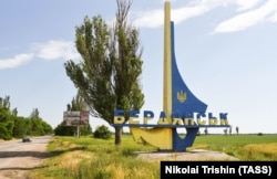 Ukrán nemzeti színekben pompázó felirat az azovi-tengeri kikötő, Bergyanszk határában 2022 júniusában