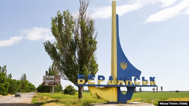 Стела на в’їзді до окупованого Бердянська Запорізької області, 18 червня 2022 року