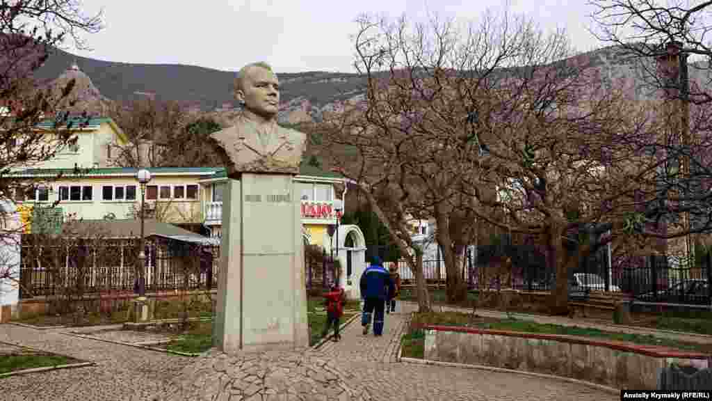 Skverniñ ortasında birinci sovet kosmonavtı Yuriy Gagarinniñ büstü tura. Onı, yerli sakinlerniñ ricasından soñ, 1961 senesi tiklediler