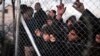 Izbeglice u manjim grupama prolaze grčko-makedonsku granicu
