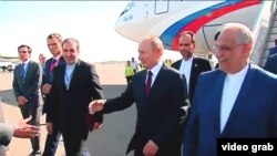 Russian President Vladimir Putin (center) arrives in Tehran on November 1.