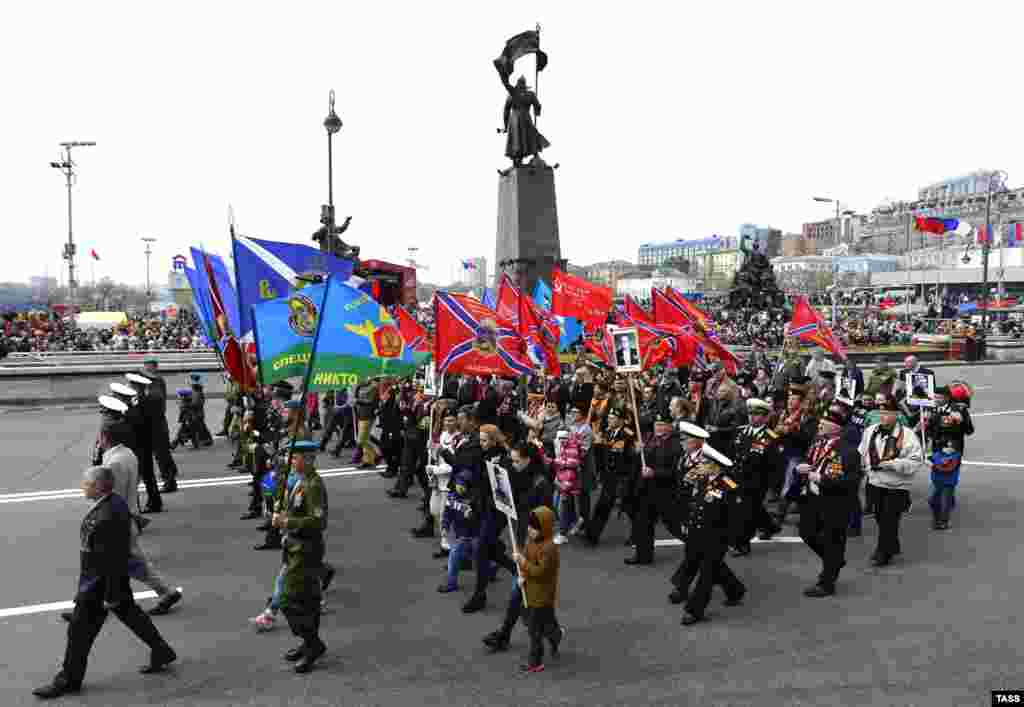 Участники акции памяти &quot;Бессмертный полк&quot; во время шествия в День Победы во Владивостоке