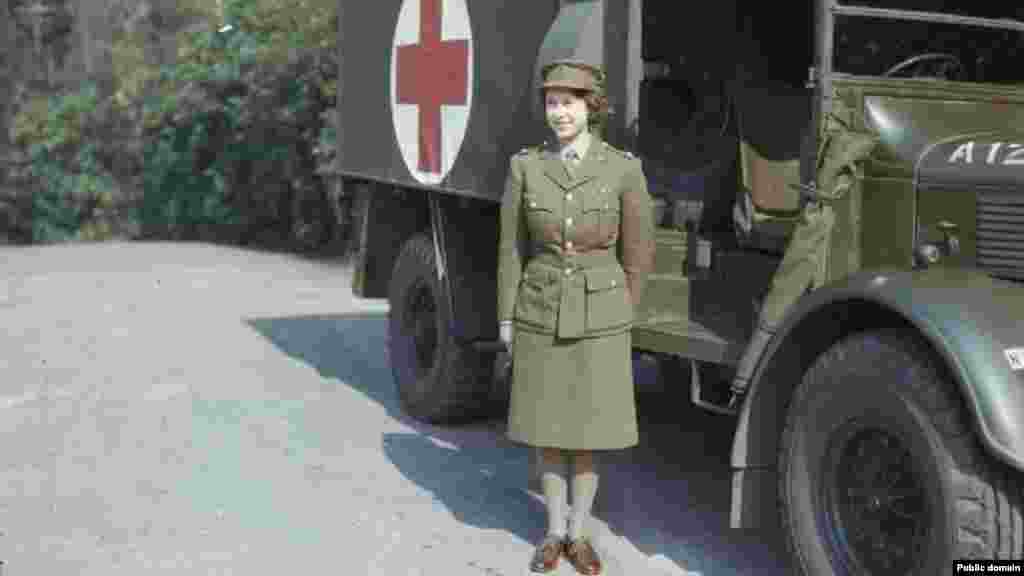 Принцесса Елизавета (позже королева Британии Елизавета II) служит во вспомогательном подразделении армии, 1945 год
