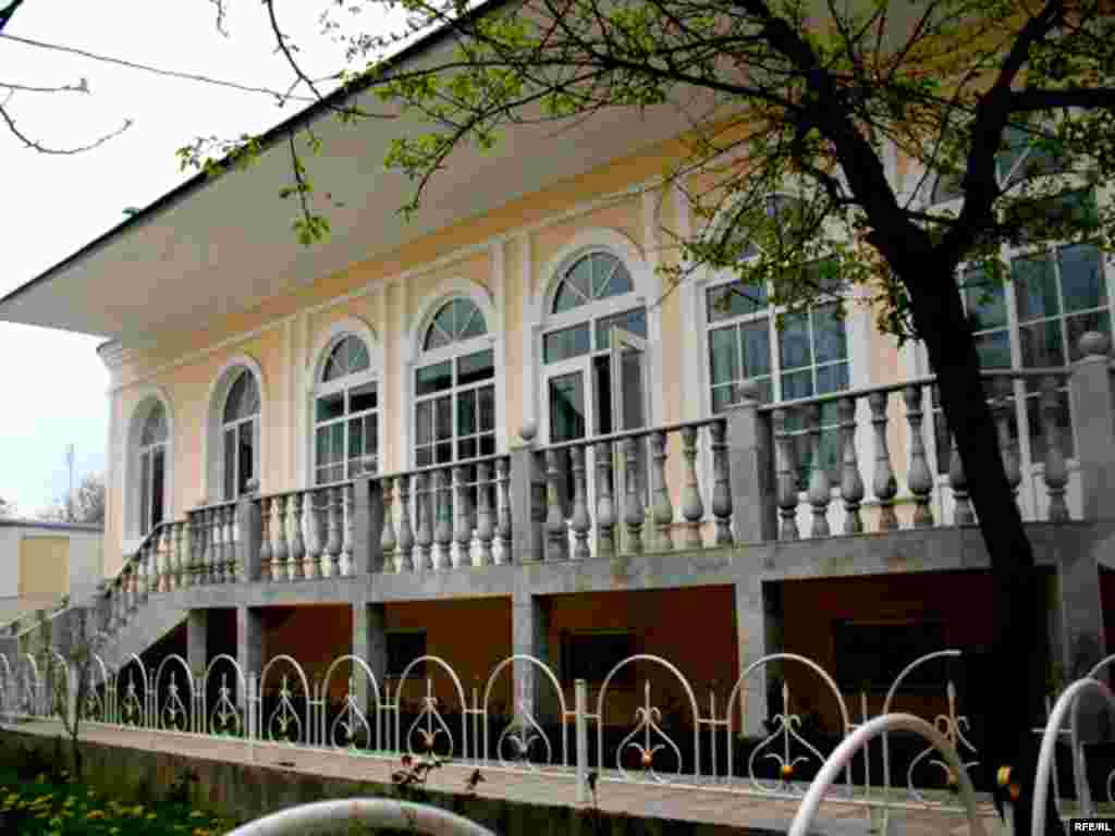 The Jewish community in the Tajik capital, Dushanbe, has received a new building to use as its place of worship. - Frame # 21 from the soundslide Synagogue in Dushanbe (http://www.ozodi.org/soundslide/178.html) Building of New Synagogue in Dushanbe Credits: Added automatically by the Pangea CMS, user: Iskander Aliev