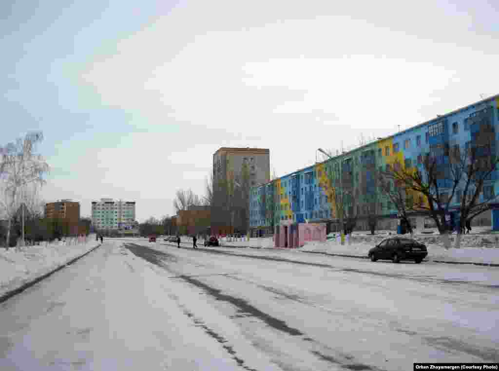 Недавно покрашенный фасад многоэтажных домов.