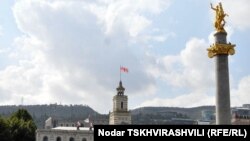По мнению оппозиции, партия власти искусственно затягивает процесс утверждения столичного бюджета, чтобы завладеть административным ресурсом перед предстоящими выборами в органы местного самоуправления