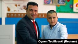 Премиерот Зоран Заев со синот гласа на референдум
