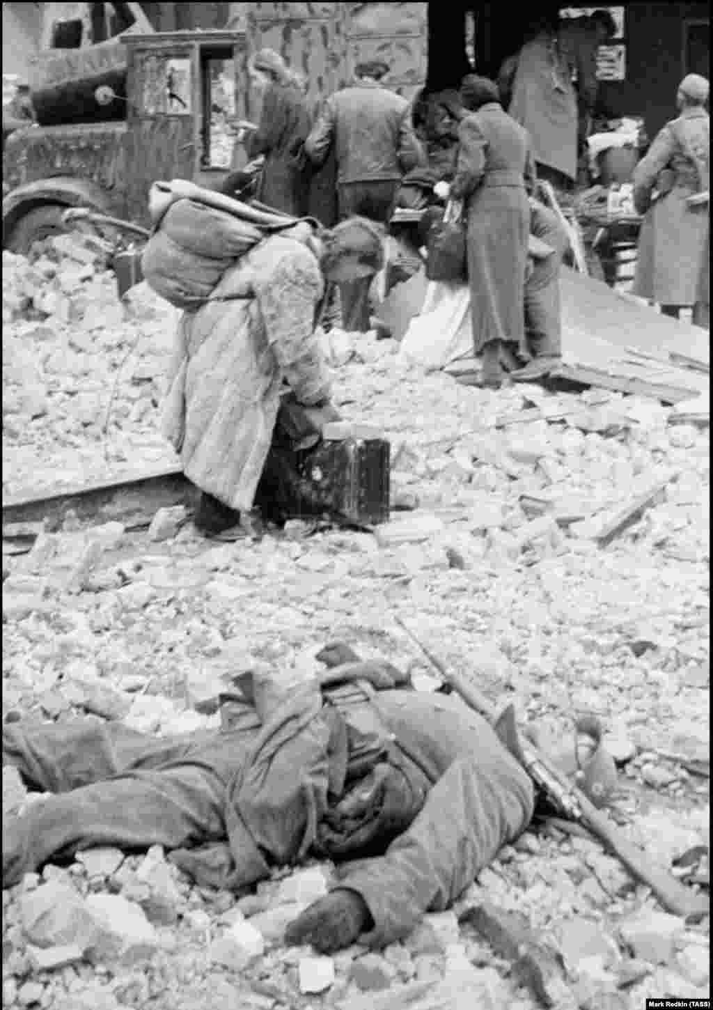 Бездомни цивилни и мъртъв германски войник. Съветски войник описва нацистките войници във финалните часове на войната като излизащи от мазета с вдигнати ръце и &quot;усмихнати като послушни кучета&quot;.