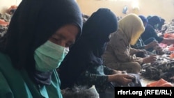 کارگران زن در یکی از فابریکه های تولیدی ولایت هرات. این عده زنان در دورهٔ جمهوریت کارمیکردند اما حالا تعداد زنان به دلیل محدودیت های وضع شده، خیلی کاهش یافته است