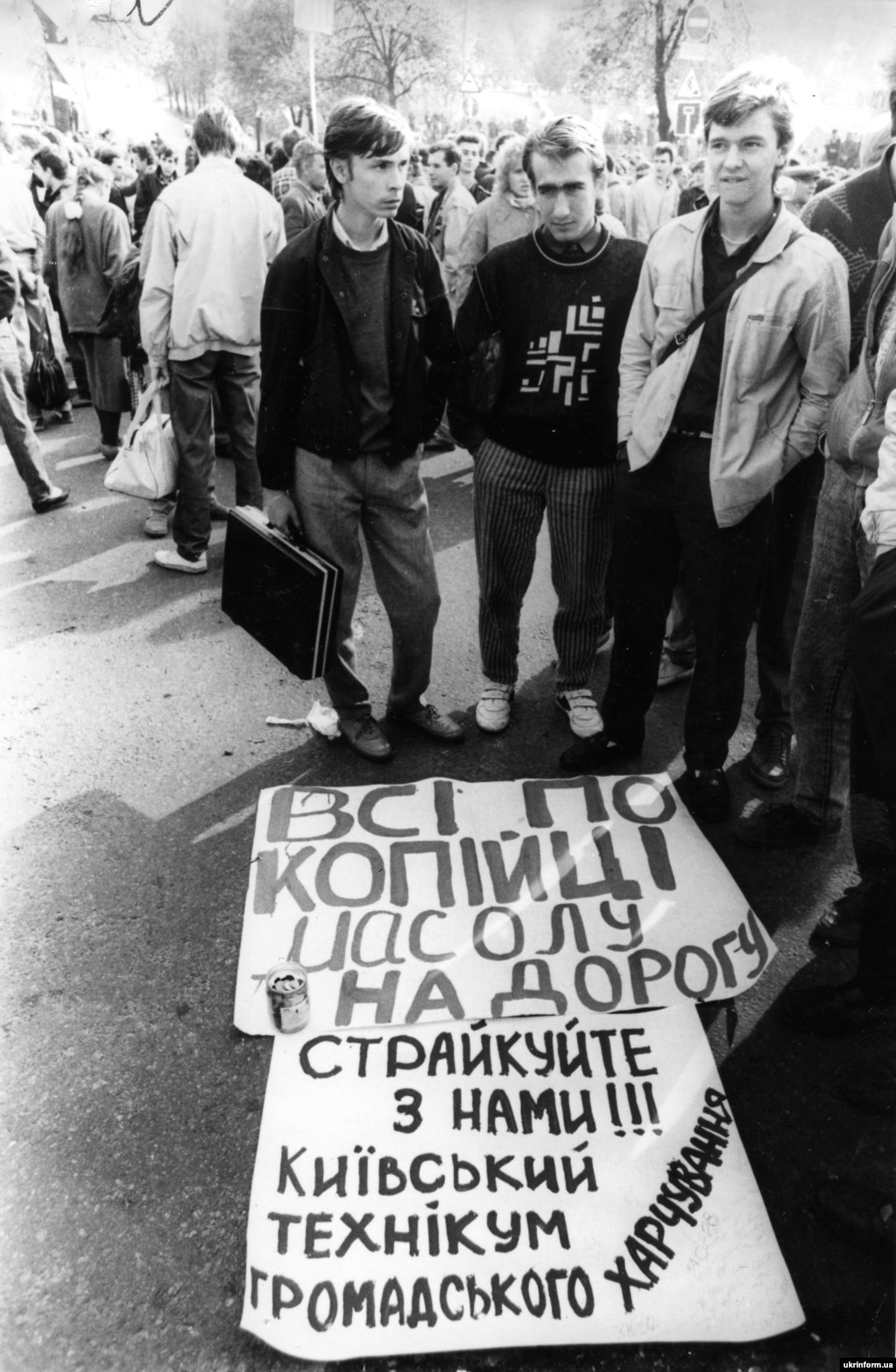 Відставка голови уряду Віталія Масола, якого згадано на плакаті, була однією з основних вимог студентів