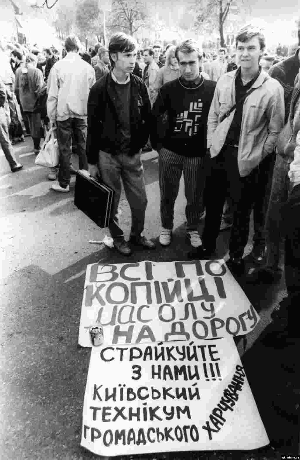 Відставка голови уряду Віталія Масола, якого згадано на плакаті, була однією з основних вимог студентів