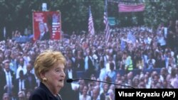 12 июни соли 2019, собиқ котиби давлатии ИМА Мадлен Олбрайт дар шаҳри Приштинаи Косово суханронӣ мекунад