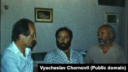 Йосиф Зісельс (у центрі) серед однодумців-дисидентів –зліва В'ячеслав Чорновіл, справа – Зеновій Красівський (Чернівці, літо 1988 року)