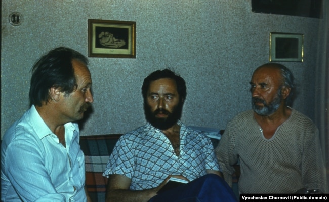 Йосиф Зісельс (в центрі) серед однодумців-дисидентів –зліва В'ячеслав Чорновіл, справа – Зеновій Красівський (Чернівці, літо 1988 року)