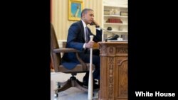 Президент США Барака Обама разговаривает по телефону с премьер-министром Турции Реджепом Эрдоганом, Вашингтон, 30 июля 2012 г., фотография - пресс-служба Белого дома