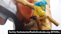 А на руку статуї радянського солдата пов’язали український прапор, повідомляє кореспондент Радіо Свобода
