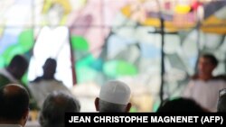 مراسم دعای یکشنبه در کلیسایی در نیس/ گروه‌هایی از مسلمانان با حضور در کلیساهای مختلف فرانسه و ایتالیا با مسیحیان ابراز همبستگی کردند