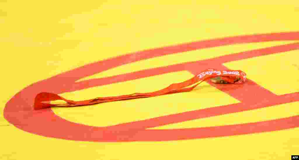 Бронзовая медаль, завоеванная Арой Абрахамяном из Швеции в соревнованиях по греко-римской борьбе, лежит на матах.Спортсмен отказался от нее во время церемонии награждения на Олимпийских Играх в Пекине.Так Абрахамян выразил недовольство судейством поединка