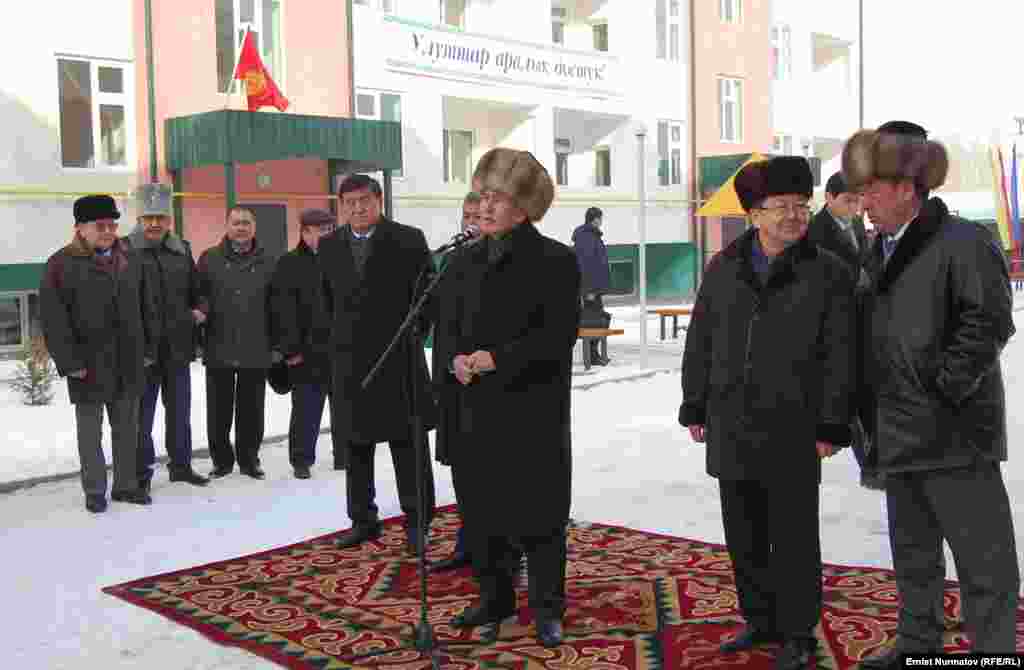 Президент жаңы бүткөн үйлөрдү ачуу аземинде жергиликтүү калк менен жолугушуп, сөз сүйлөдү.