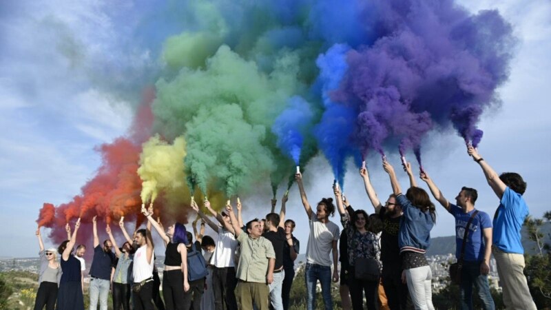 Группа ЛГБТ-активистов проводит мобильные акции протеста в Тбилиси