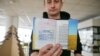Сергей Жадан показывает паспорт со штампом о запрете на въезд, 11 февраля 2017 г.