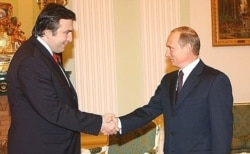 Бывало и такое: рукопожатие Михаила Саакашвили и Владимира Путина перед началом переговоров 11 февраля 2004 года