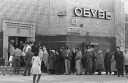 Muscovites line up to buy winter shoes on Kutuzovsky Prospekt in November 1988.