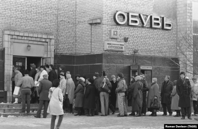 Черга у взуттєвий магазин на Кутузовському проспекті, Москва, 1988 рік