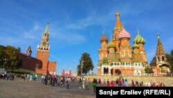 Кремлдин жанынан тартылган сүрөт. Москва. Архив. 