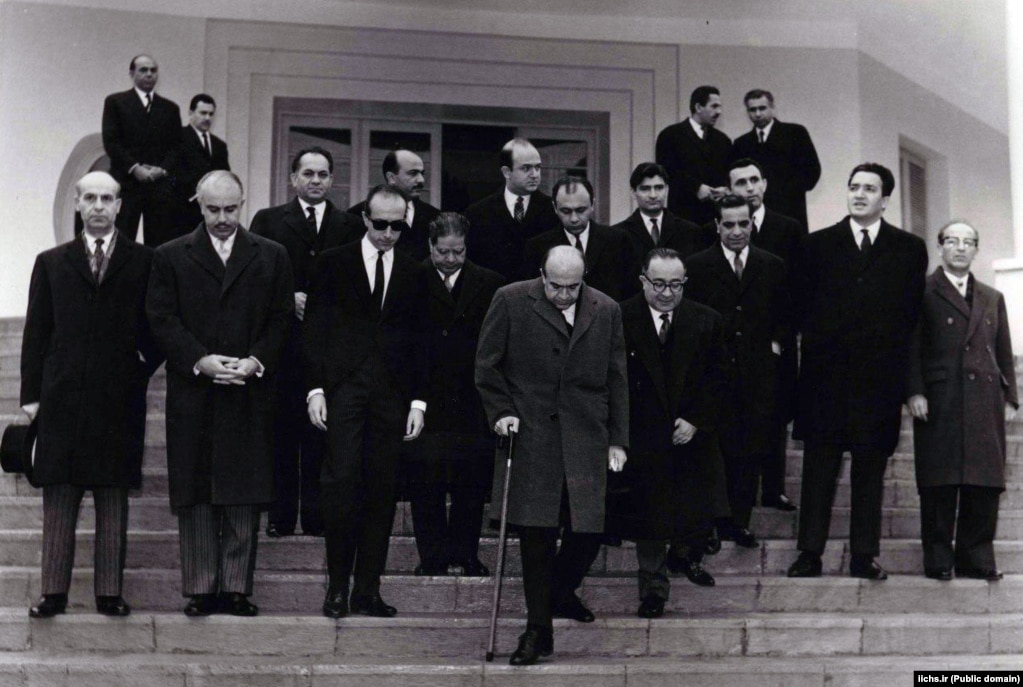 هویدا و اعضای کابینه‌اش هنگام ترک دفتر نخست‌وزیری