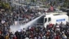 Полиция разгоняет протестующих водометом в Нейпьидо, 8 февраля 2021 года