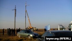Активисты возле поврежденной электроопоры высоковольтной линии Джанкой – Мелитополь 